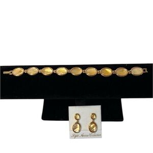 New FIFTH AVENUE COLLECTION bracelet & earrings. Mother of Pearl. Town & Country